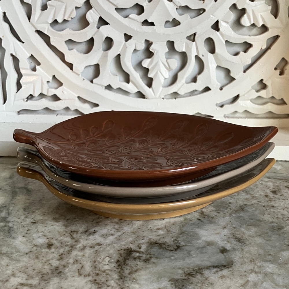 Crate & Barrel Autunno Appetizer Plates--Leaf Shaped Set of 3 - Picture 6 of 7